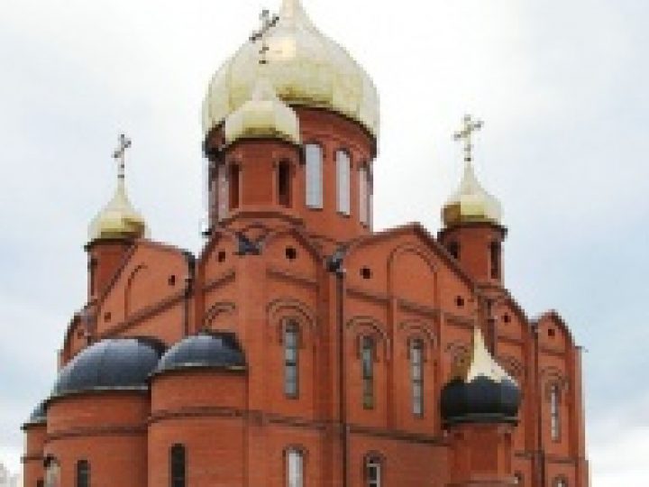 В неделю 17-ю по Пятидесятнице, по Воздвижении, митрополит Аристарх совершил Литургию в Знаменском соборе