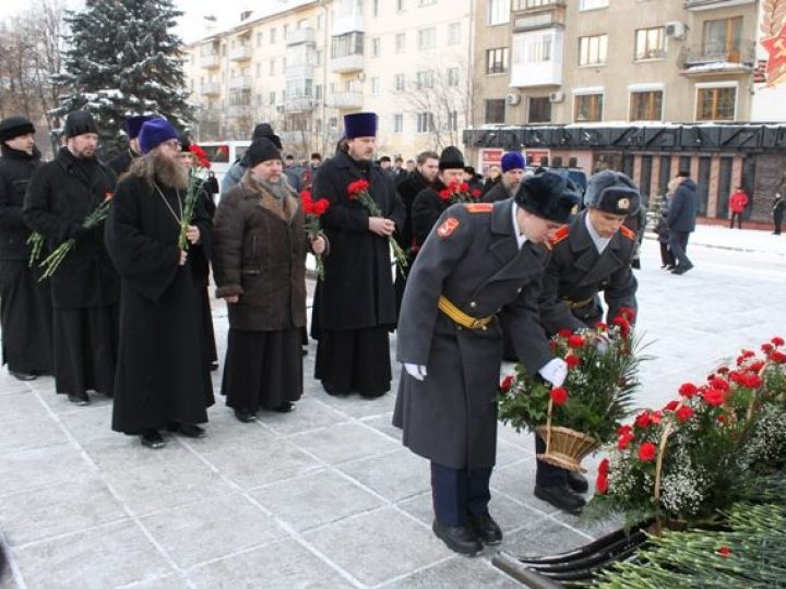 Православное духовенство Кемерова возложило цветы к памятнику воинам-кузбассовцам