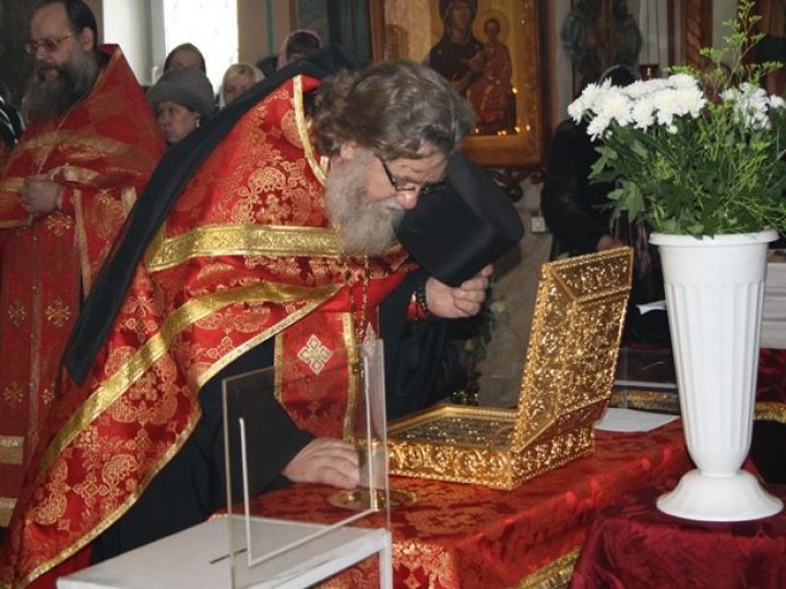Ковчег с частицами мощей 35-ти угодников Божиих отправился по храмам Кузбасской митрополии
