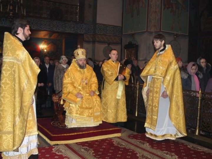 В неделю о блудном сыне митрополит Аристарх совершил Божественную литургию в Знаменском соборе