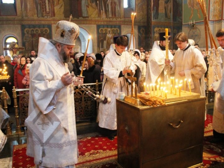 Во Вселенскую родительскую (мясопустную) субботу митрополит Аристарх совершил панихиду в Знаменском соборе
