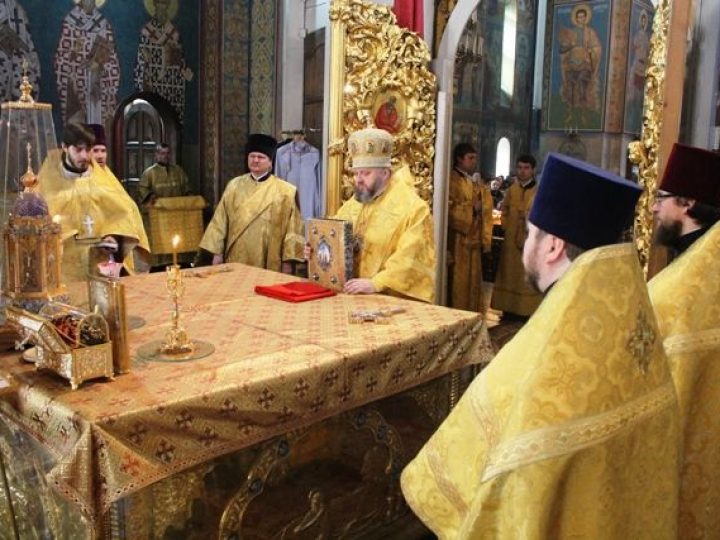 В неделю мясопустную, о Страшном суде, глава Кузбасской митрополии совершил Божественную литургию в Знаменском соборе