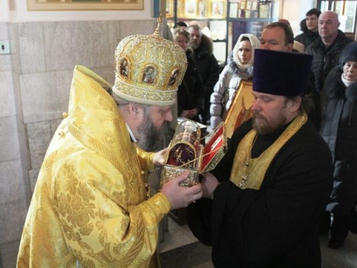 Состоялась церемония встречи на кузбасской земле тапочки с ноги святителя Спиридона Тримифунтского