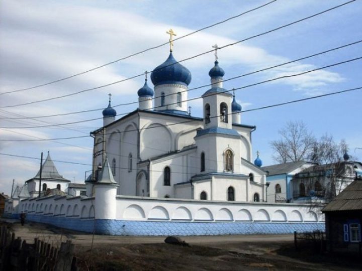В субботу Светлой седмицы глава Кузбасской митрополии совершил богослужения в монастыре Л-Кузнецкого и храме Белова