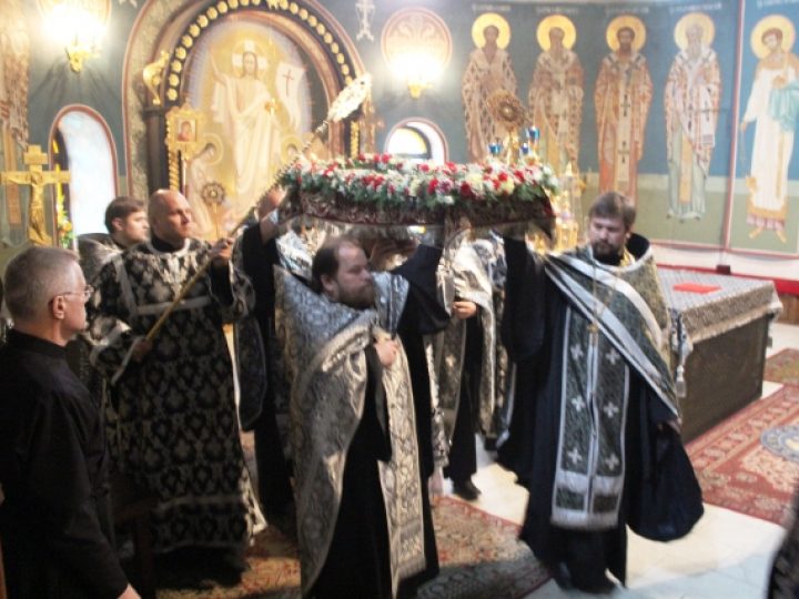 Митрополит Аристарх совершил вечерню Великого пятка с выносом Святой Плащаницы