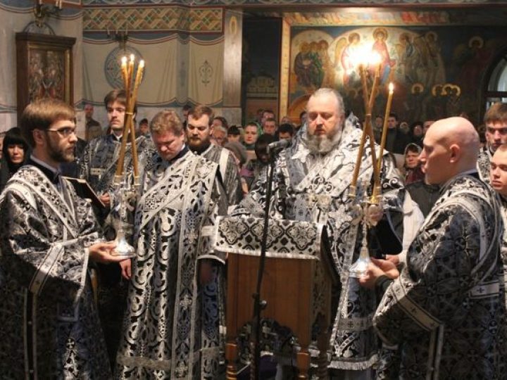 Кузбасский архипастырь совершил утреню Великого пятка с чтением двенадцати Страстных Евангелий в Знаменском соборе