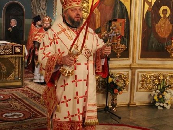 В праздник Светлого Христова Воскресения глава Кузбасской митрополии возглавил торжественное ночное богослужение в Знаменском соборе