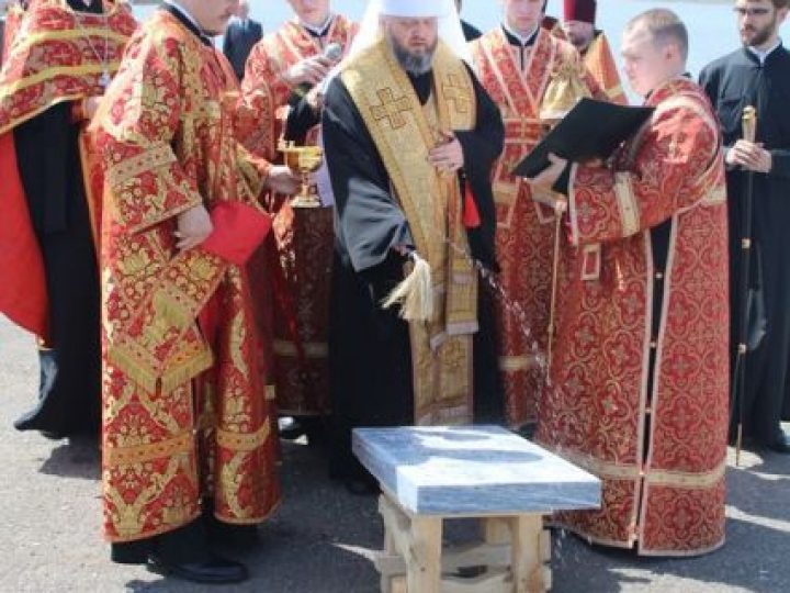 Митрополит Аристарх освятил закладной камень под храм-часовню в Киселевске
