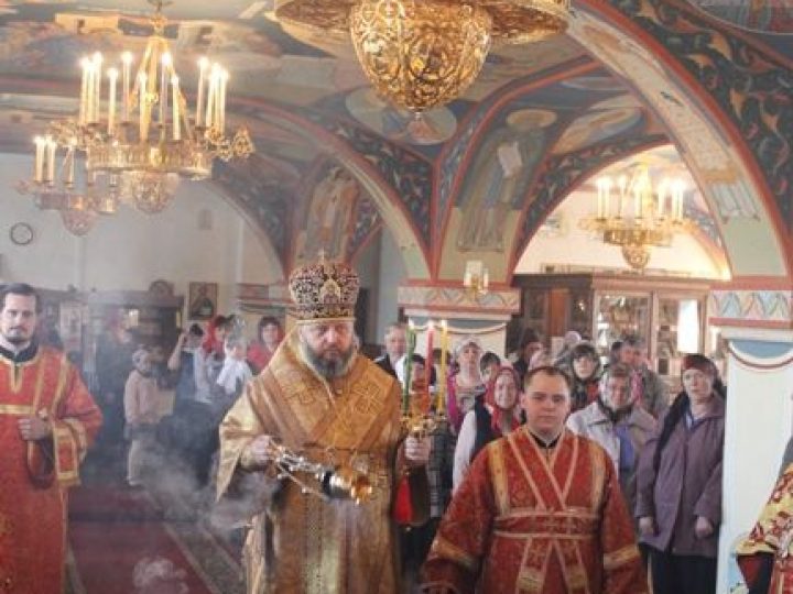 В пятницу Светлой седмицы кузбасский архипастырь совершил богослужения в храмах Л-Кузнецкого и Полысаева