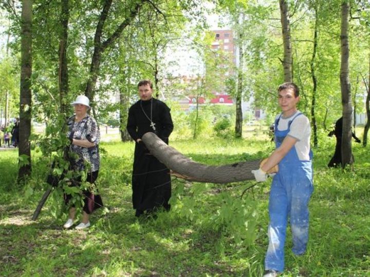 Православные верующие приняли участие в пятничном общекузбасском субботнике