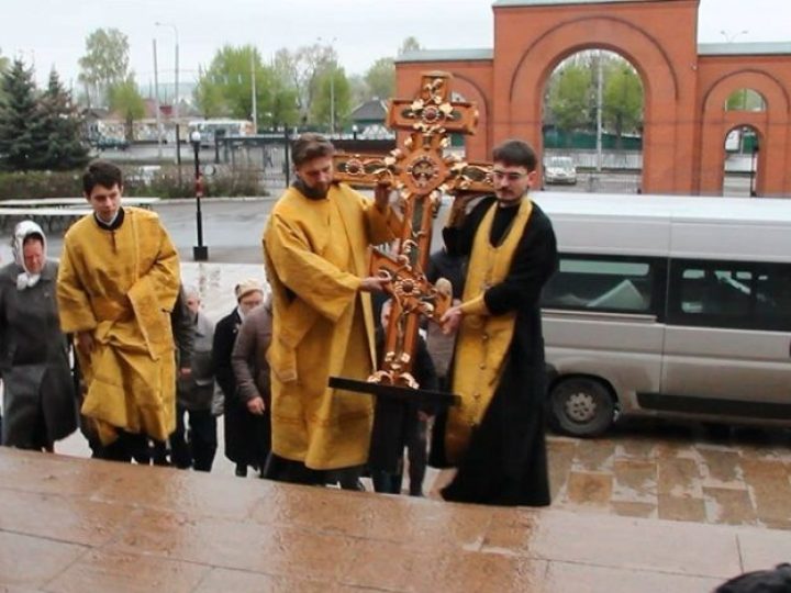В Кузбасскую митрополию принесен крест-мощевик с частицей Ризы Господней