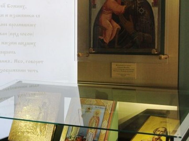 В музее Кемеровской епархии открылась выставка уникальных старинных икон, посвященная 400-летию Дома Романовых