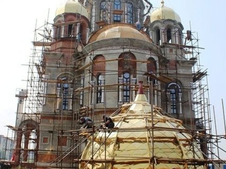 Установлен центральный купол на строящийся в Кемерове храм Казанской иконы Божией Матери