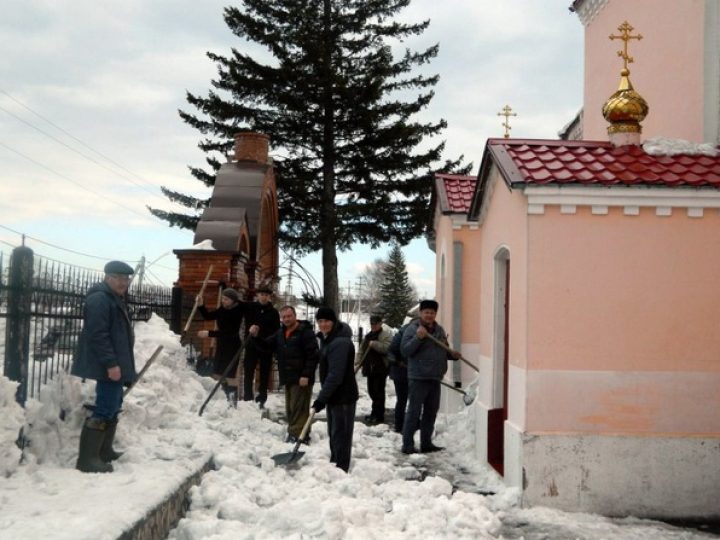 На территориях кузбасских храмов прошли массовые субботники