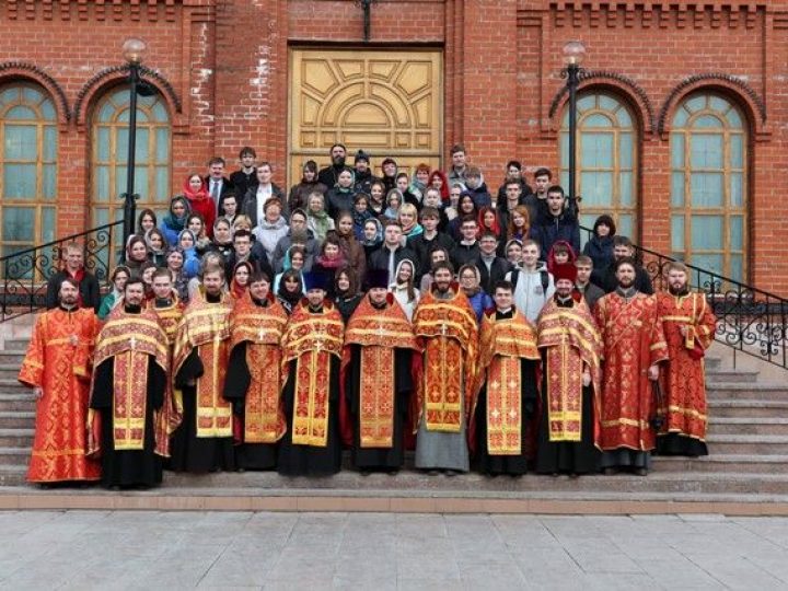 Студенты кемеровских вузов провели Пасхальную встречу на территории Знаменского собора