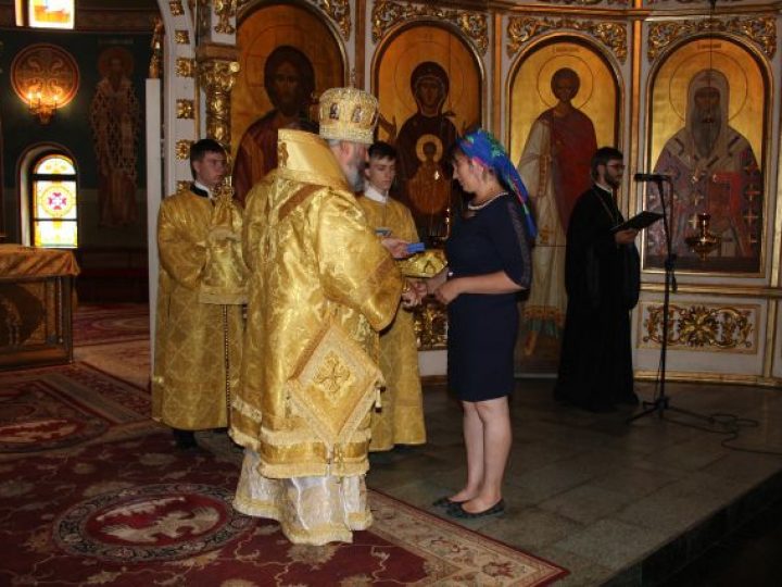 Митрополит Аристарх вручил многодетным матерям Кузбасса «Патриаршие знаки материнства»