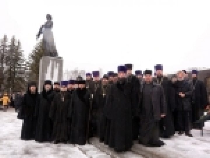 Делегация Санкт-Петербургской епархии приняла участие в траурной церемонии по случаю годовщины снятия блокады Ленинграда