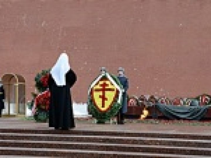 В День защитника Отечества Святейший Патриарх Кирилл возложил венок к могиле Неизвестного солдата у Кремлевской стены