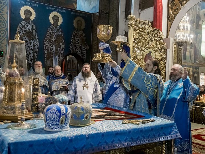 10 декабря 2017 г. Божественная Литургия в престольный день Знаменского кафедрального собора