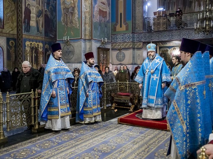 15 февраля 2018 г. Божественная Литургия в Знаменском кафедральном соборе города Кемерово в праздник Сретения