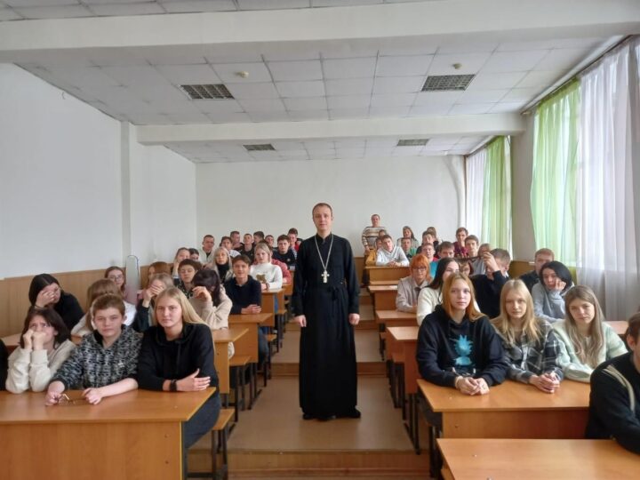 «Время милосердия, доброты и всепрощения»: священник побеседовал со студентами колледжа