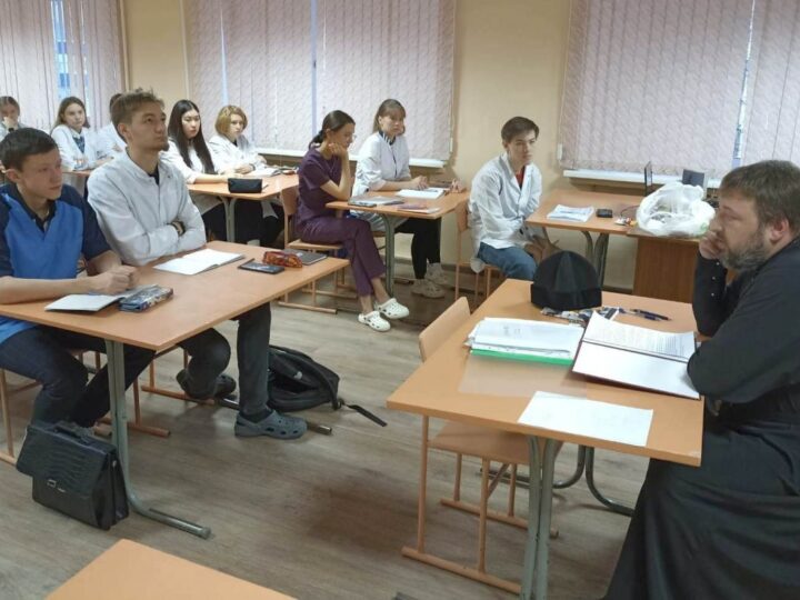 Священник побеседовал со студентами медицинского коллежда