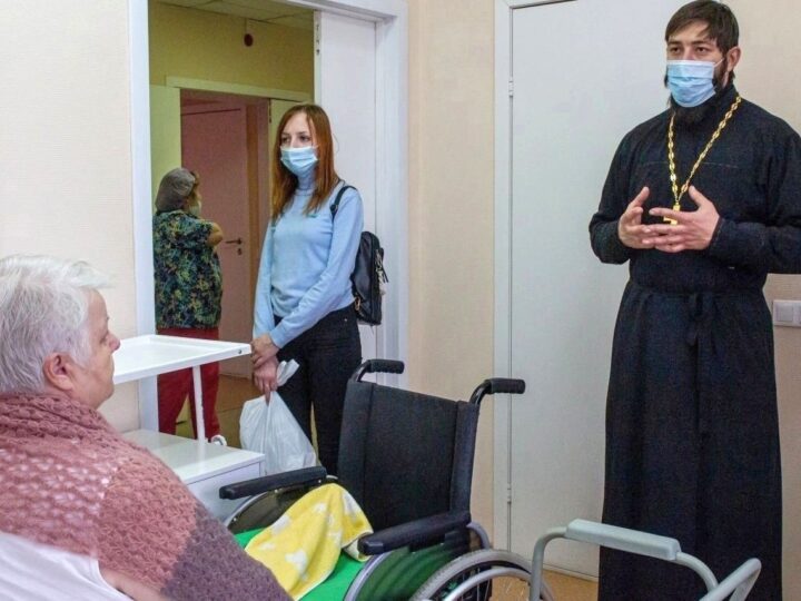 Кемеровские волонтёры поздравили с наступающими праздниками пациентов городской больницы