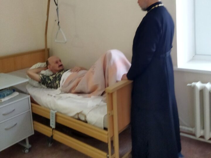 Священник посетил паллиативное отделение Юргинской больницы