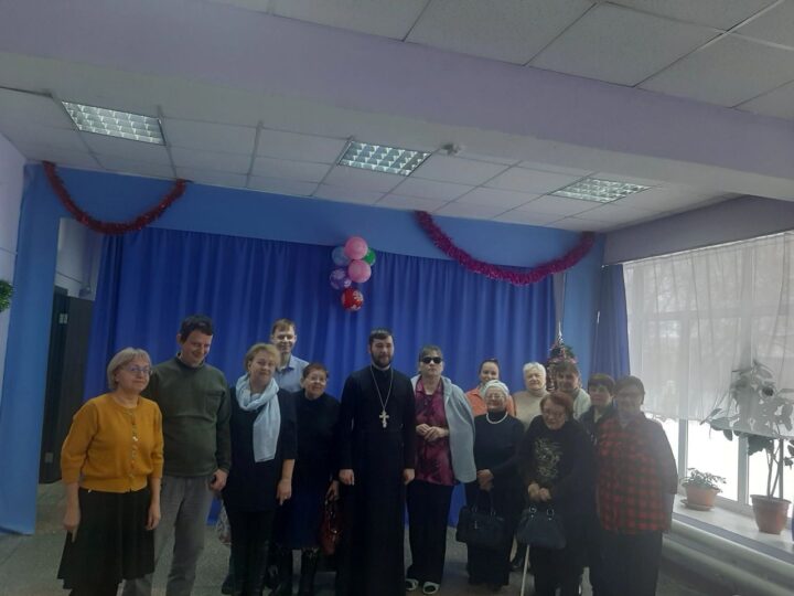 Новокузнецкий священник посетил Всероссийское общество слепых