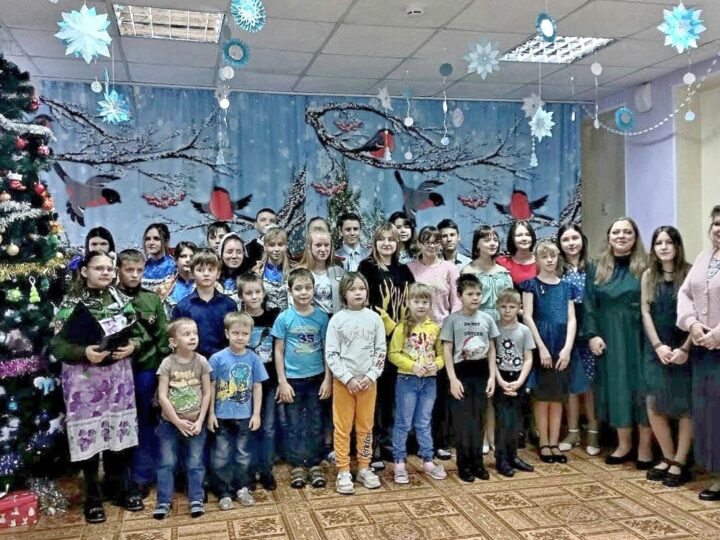 Ленинск-Кузнецкие казаки устроили праздник для детей из социально-реабилитационного центра