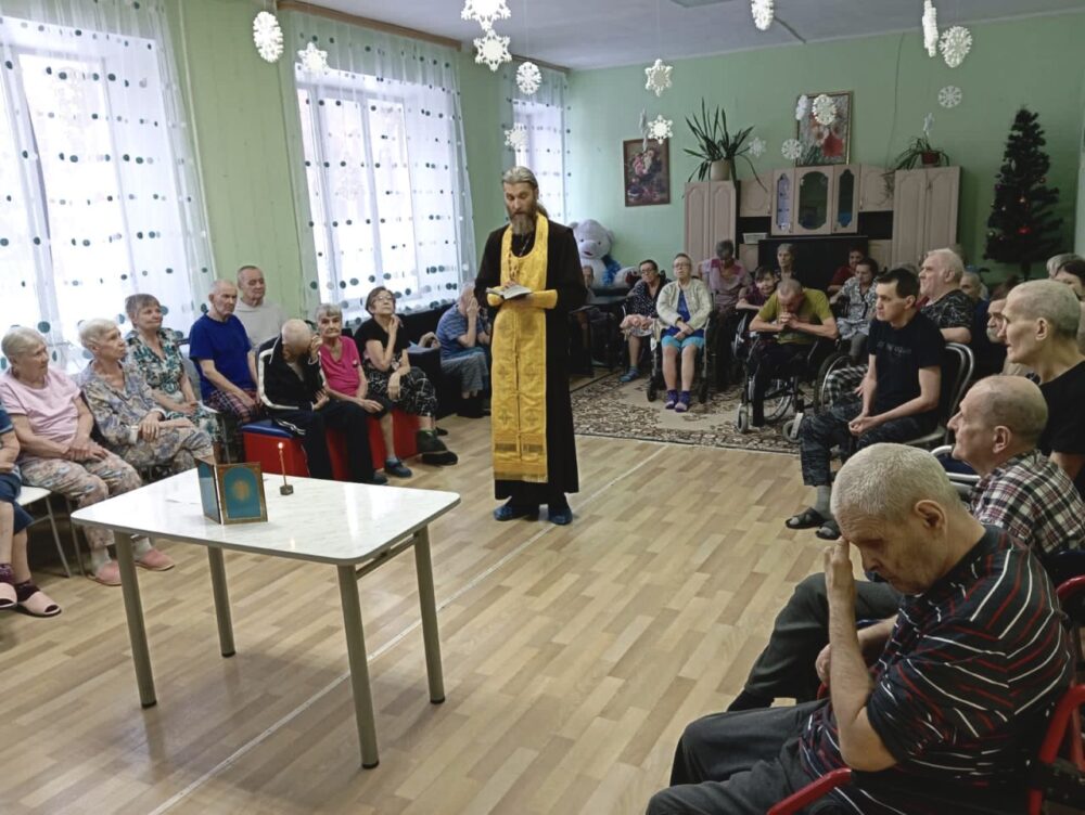 В доме-интернате для престарелых и инвалидов помолились о здравии постояльцев