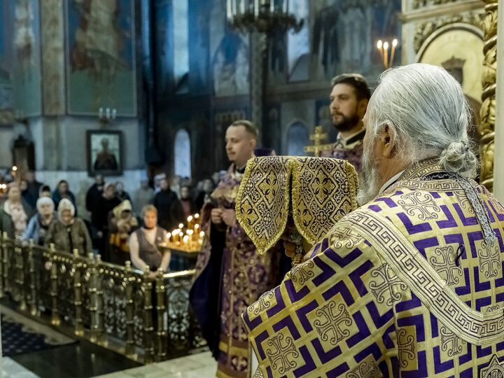 Литургию в Знаменском соборе совершил митрополит в Великий Четверток