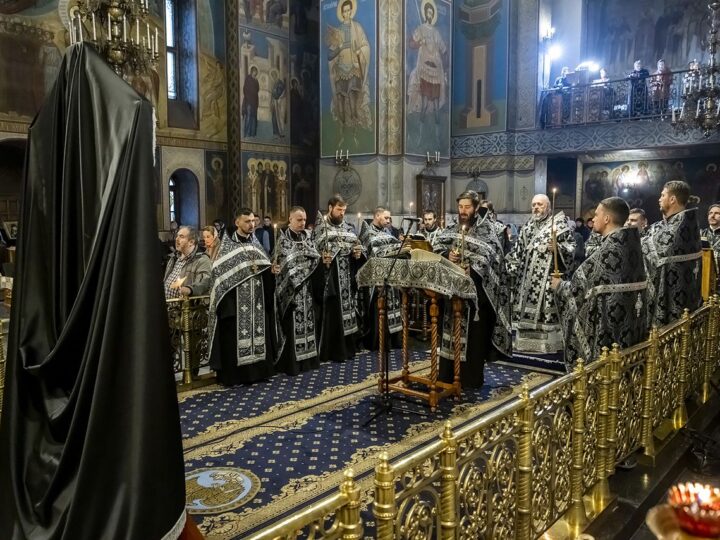 Митрополит Аристарх возглавил утреню Великого Пятка в Знаменском соборе
