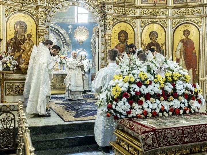 В Великую Субботу митрополит возглавил богослужение в Знаменском соборе
