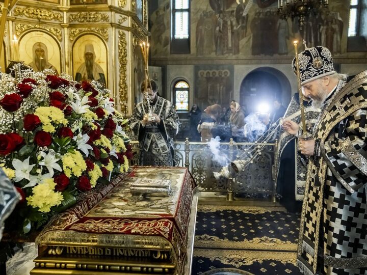 Архипастыри возглавили вечерню с выносом Плащаницы Спасителя в Знаменском соборе