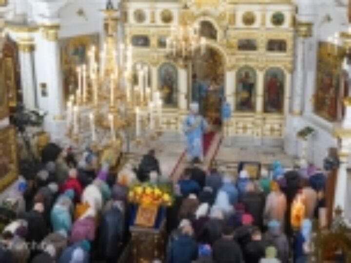 В праздник Покрова Пресвятой Богородицы Патриарший экзарх всея Беларуси совершил Литургию в Свято-Духовом кафедральном соборе Минска