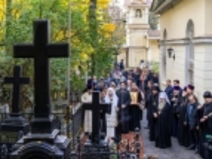 Святейший Патриарх Кирилл посетил Большеохтинское и Никольское кладбища Санкт-Петербурга