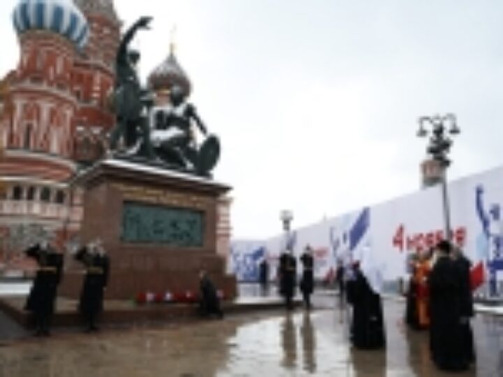 Святейший Патриарх Кирилл принял участие в церемонии возложения цветов к памятнику Кузьме Минину и Дмитрию Пожарскому на Красной площади
