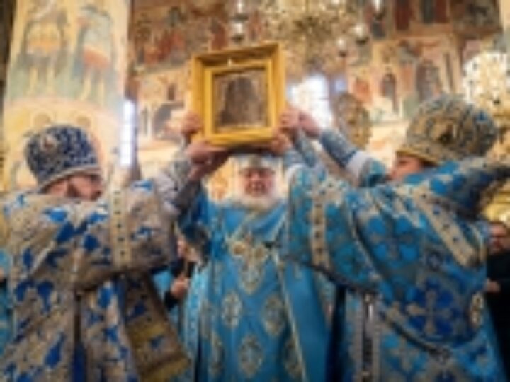 В праздник Казанской иконы Божией Матери Предстоятель Русской Церкви совершил Литургию в Успенском соборе Московского Кремля