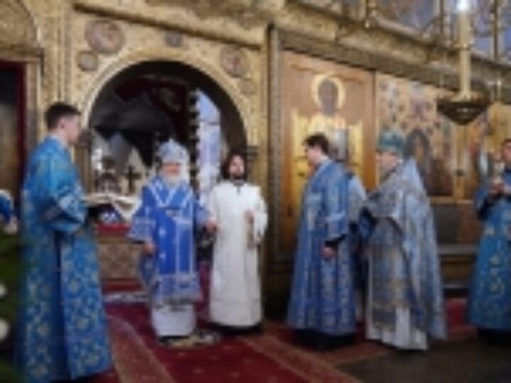 В праздник Введения во храм Пресвятой Богородицы Святейший Патриарх Кирилл совершил Литургию в Успенском соборе Московского Кремля