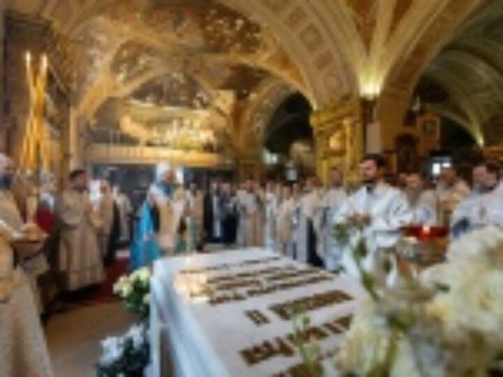 В 16-ю годовщину со дня кончины Святейшего Патриарха Алексия II митрополит Воскресенский Григорий совершил заупокойное богослужение в Богоявленском соборе г. Москвы