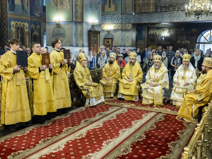 Сонм архиереев возглавил Божественную литургию в день прославления Собора Кузбасских святых
