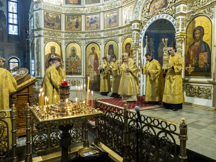 Всенощное бдение в канун чествования Собора кузбасских святых кемеровские архиереи совершили в Знаменском соборе
