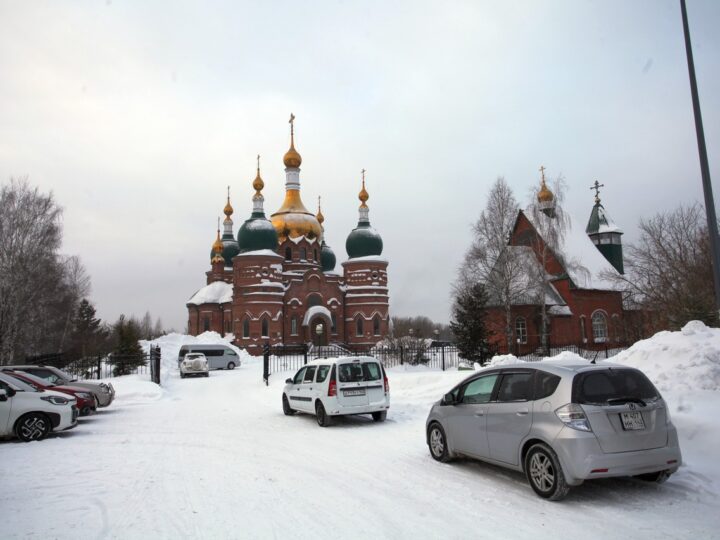 Митрополит Аристарх возглавил Божественную литургию в престольный день храма праведного Иоанна Кронштадтского в Берёзовском