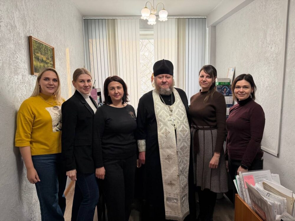 Клирик Новокузнецкой епархии поздравил сотрудников администрации Новоильинского района с Богоявлением