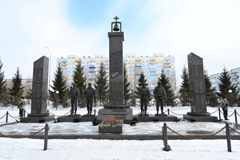 В Белове почтили память защитников Отечества возложением цветов к мемориалу