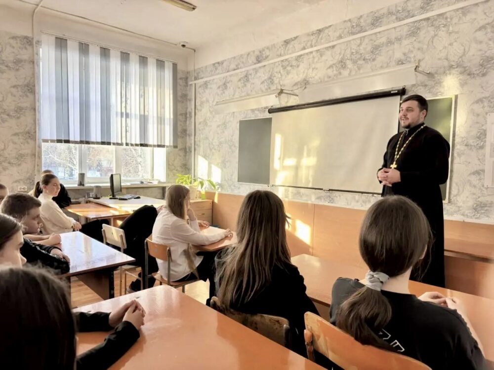 В беловской школе прошла встреча учащихся со священником на тему межнационального и межрелигиозного диалога