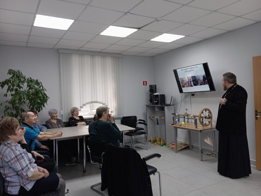 В Осинниках прошла встреча священника с посетителями центра социального обслуживания