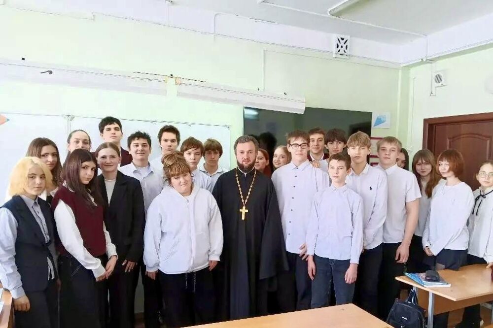 В беловской гимназии прошла встреча учащихся со священником на тему жизни в Церкви