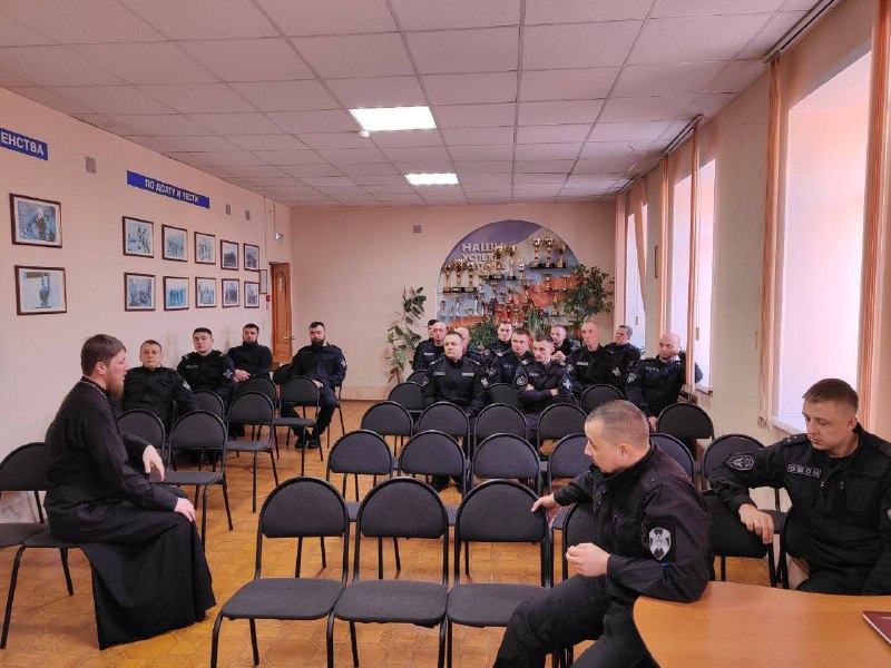 В кемеровском ОМОНе состоялась встреча священника с бойцами